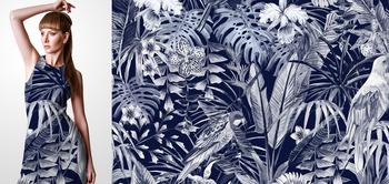 33032 Materiał ze wzorem białe tropikalne liście, kwiaty i ptaki na niebieskim tle